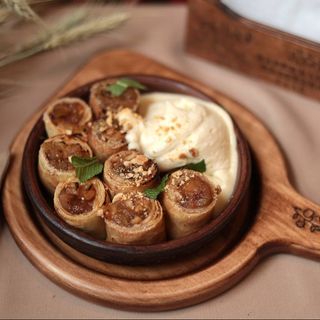 З яблуками, корицею та вершково-ванільним соусом