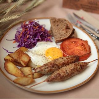 Ситний сніданок з індичими ковбасками, картоплею, яйцем та овочами