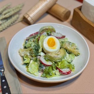 Весняний з овочами, сметанною заправкою та яйцем