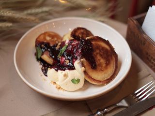 Пухкі оладки з ніжним вершковим кремом і джемом із чорної смородини