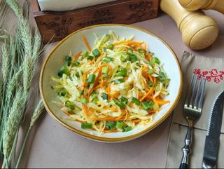 Домашній салат з молодою капустою та духмяною олією