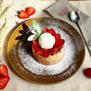 Фірмовий пиріг з ягодами та морозивом