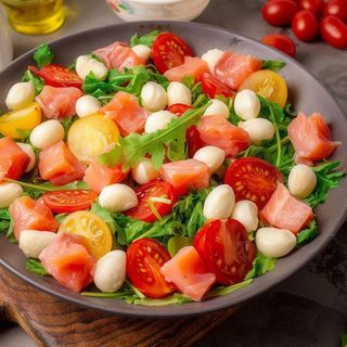 Салат з лосося і авокадо