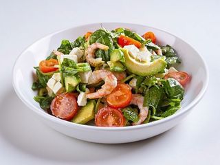 Салат зі шпинатом, креветками та авокадо