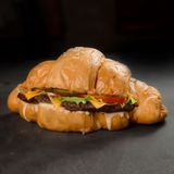 Круасан Чізбургер з соусом Бургерним (245г)