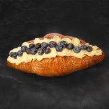 Круасан з кремом Маскарпоне та лохиною (180г)