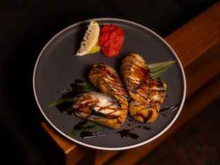 Гарячий рол з лососем (400г)