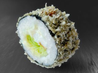 Рол з пармезаном та курчам в темпурі