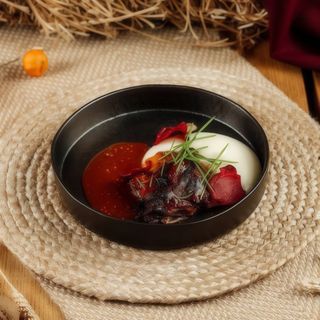 Томлена качина ніжка в травах з перцевим соусом та картопляним пюре (350 г)