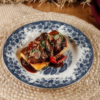 Язик в глазурі з чорного квасу та кропу з мамалигою (350 г)