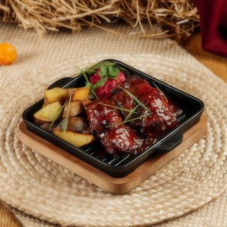 Свинний ошийок су-від з картоплею та перцевим соусом (400 г)