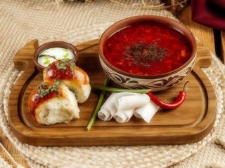 Борщ на копчених ребрах в банці з пампушками (550г)