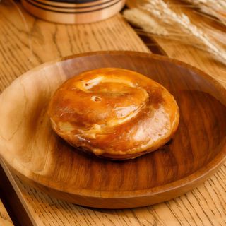 Плацинда з сиром, бринзою, зеленню  та вершково-цибулевим соусом (280 г)