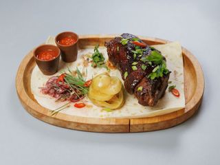 Карамелізована свинна рулька в темному пиві (1100 г)