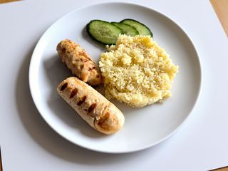 Курячі ковбаски з кускусом