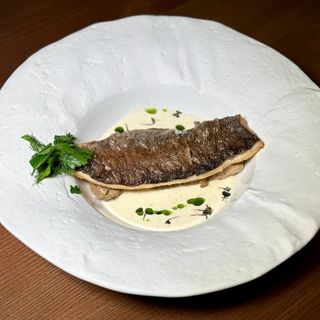 Форель з білими грибами та соусом з тим'яну