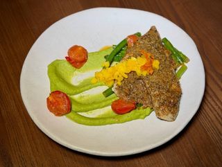 Дорадо з пате з зеленого горошку