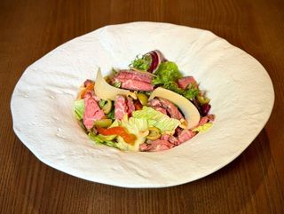 Салат з ростбіфом та печеним перцем