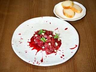 Карпачо з яловичини з малиново-бальзамічним кюлі