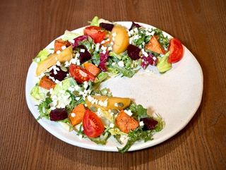 Салат з бринзою та печеними овочами