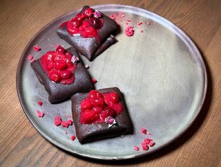 Шоколадні млинці з вишневим компоте