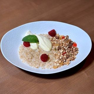 Вівсянка з крем-чізом та гранолою