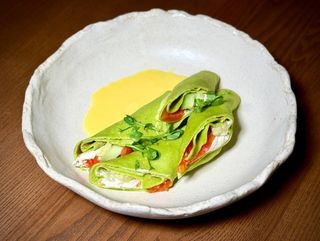 Млинці шпинатні з гравлаксом форелі