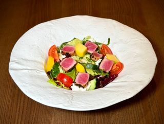 Салат з тунцем татакі