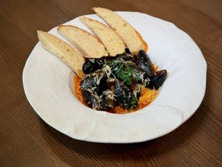 Мідії в мушлях в томатному соусі