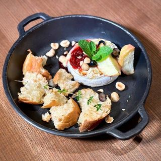 Запечений камамбер з вишневим компоте