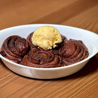 Гарячий шоколадний сінабон з карамеллю