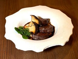 Яловичі медальйони з мусліном із селери