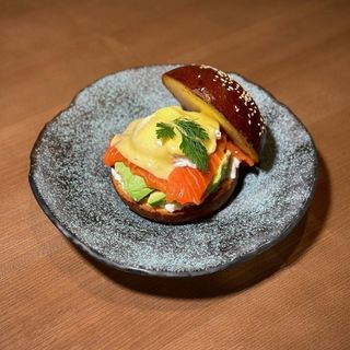 Тост з авокадо та лососем