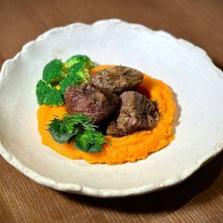 Яловичі щічки з пюре із батату