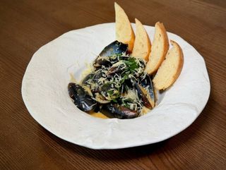 Мідії в мушлях у вершковому соусі