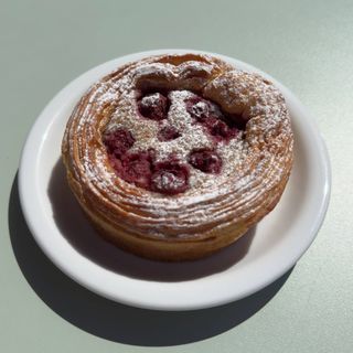 Листковий кошик з вишнею та мигдалем 150 г