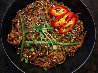 Гречана локшина Соба з овочами та куркою (260г)