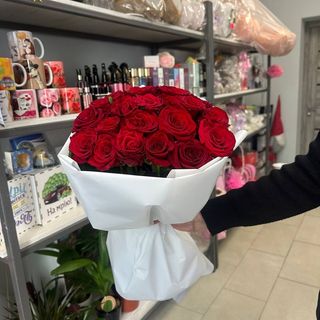 Розкішний букет із 17 червоних троянд