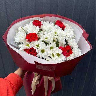 Букет із білосніжних хризантем та червоних троянд