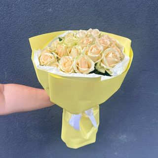 Яскравий букет із 19 жовтих троянд від бренду КвітТка