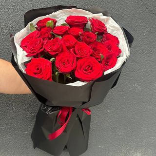 Вишуканий букет із 19 червоних троянд