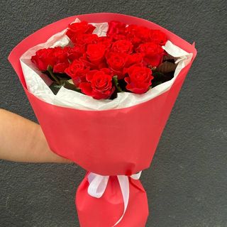 Букет із 19 червоних троянд довжиною 60 см від КвітТка