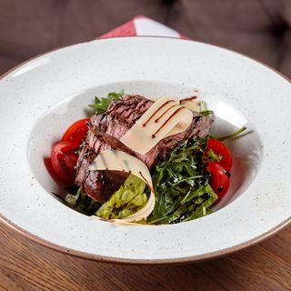 Салат з яловичиною і песто (200г)