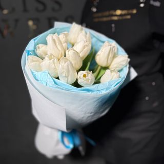 15 білих тюльпанів