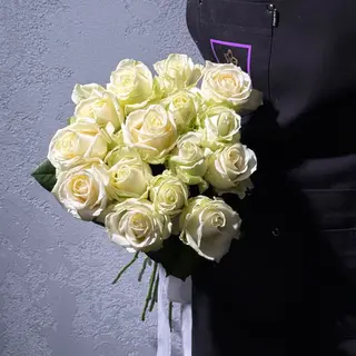 15 білих троянд 