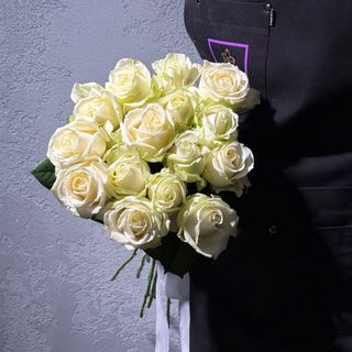 15 білих троянд