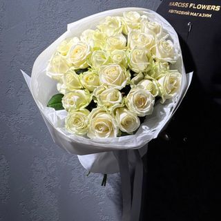 25 білих троянд