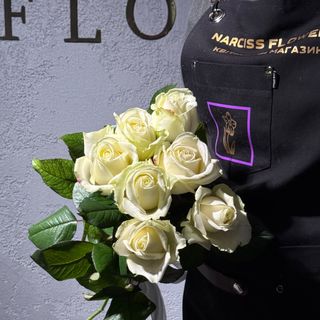 7 білих троянд