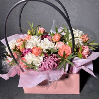 Краса у світлому кошику