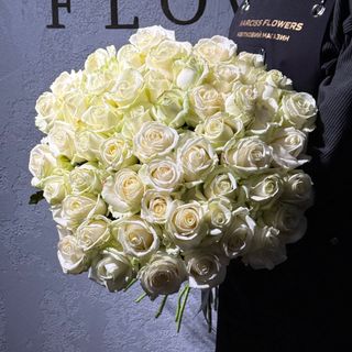 51 біла троянда